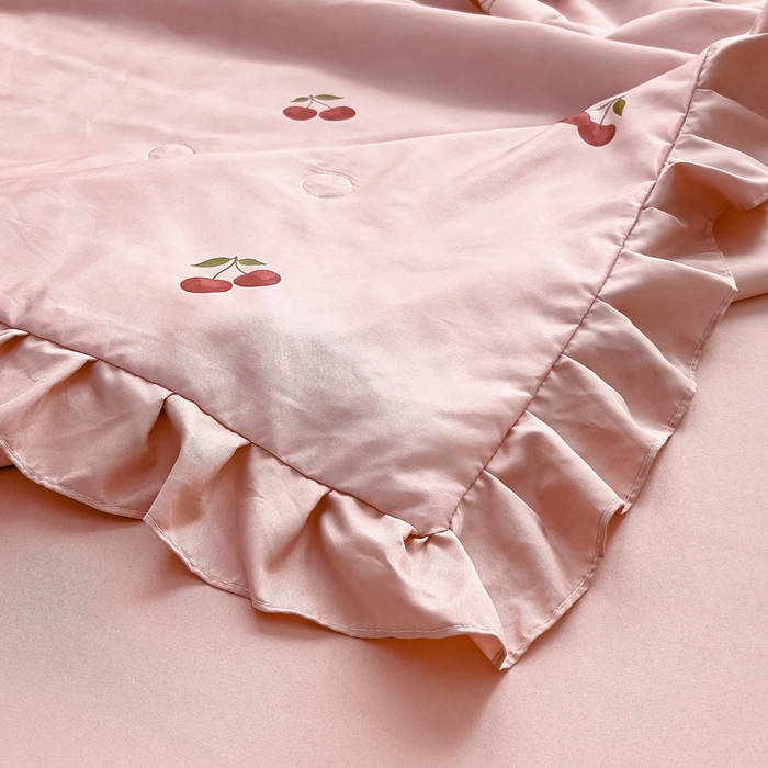 91家纺网 家纺一手货源 找家纺 找底底家纺 2025新款60S水洗天丝夏被夏凉被空调被床裙四件套 小樱桃