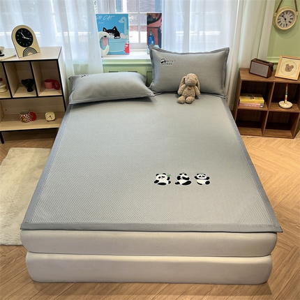 91家纺网 家纺一手货源 找家纺 启程家纺 2025春夏新款冰豆豆凉席刺绣款复合三明治三件套 熊猫-灰