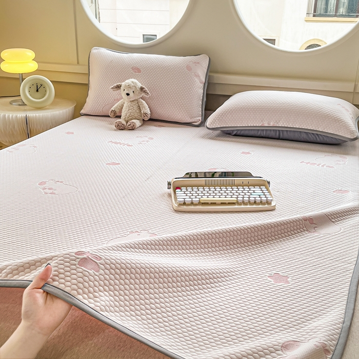 91家纺网 家纺一手货源 找家纺 芙绣 2025新款凉感丝提花学生凉席三件套 福猪猪