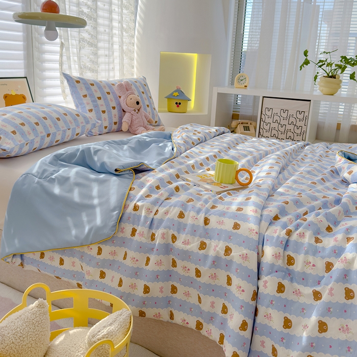 91家纺网 家纺一手货源 找家纺 美派工厂店2025新款水洗邹邹纱夏被 小熊拉钩-蓝