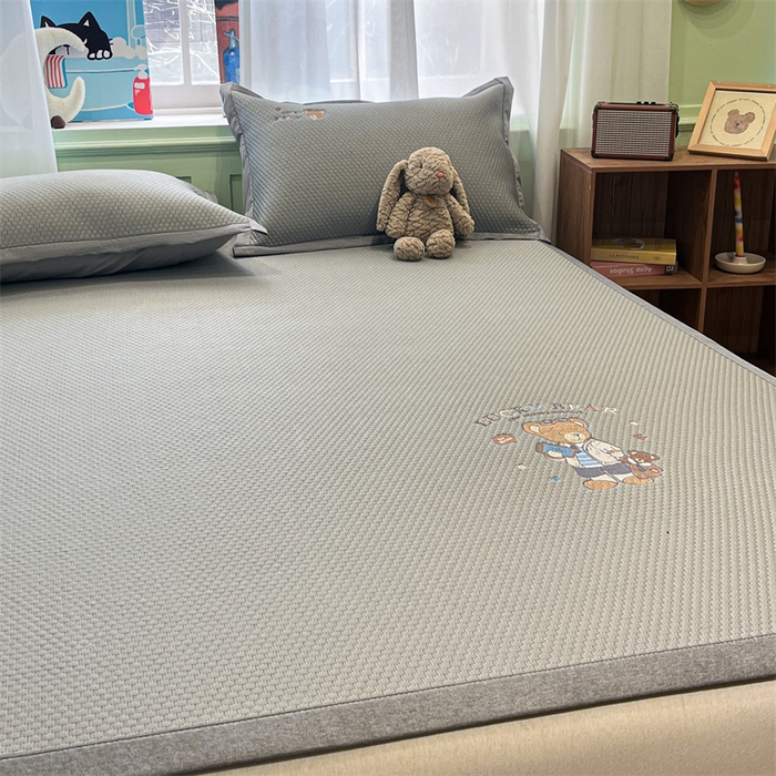 91家纺网 家纺一手货源 找家纺 启程家纺 2025春夏新款冰豆豆凉席刺绣款复合三明治三件套 熊仔宝贝-灰