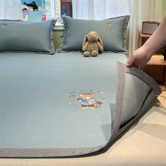 91家纺网 家纺一手货源 找家纺 启程家纺 2025春夏新款冰豆豆凉席刺绣款复合三明治三件套 熊仔宝贝-蓝