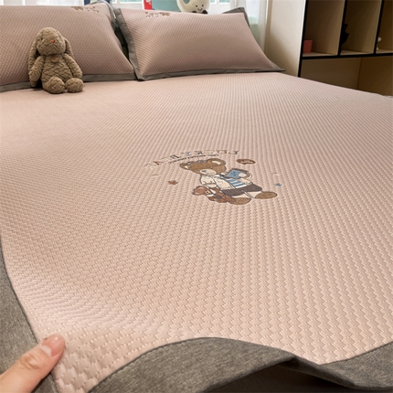 启程家纺 2025春夏新款冰豆豆凉席刺绣款复合三明治三件套 熊仔宝贝-粉