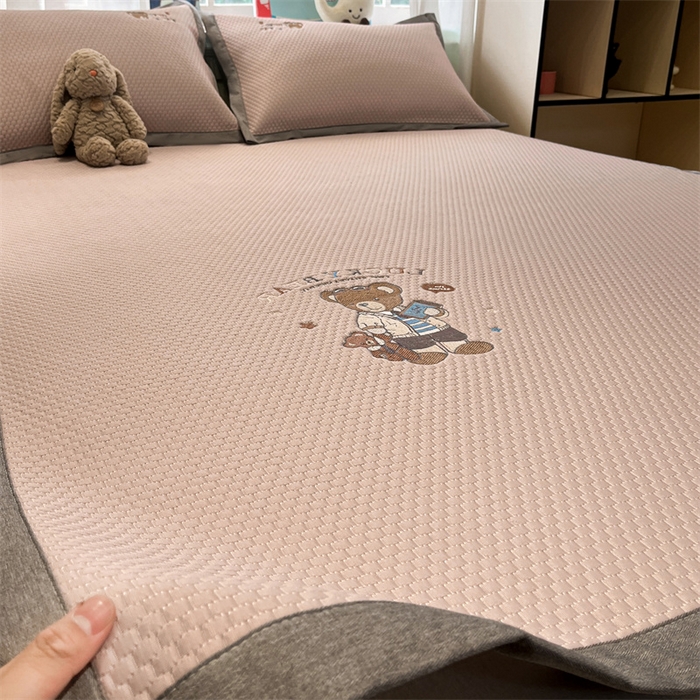 91家纺网 家纺一手货源 找家纺 启程家纺 2025春夏新款冰豆豆凉席刺绣款复合三明治三件套 熊仔宝贝-粉