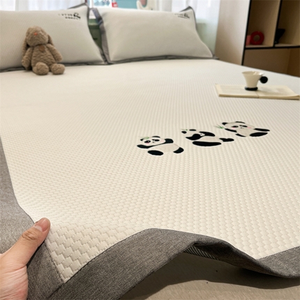 启程家纺 2025春夏新款冰豆豆凉席刺绣款复合三明治三件套 熊猫-白