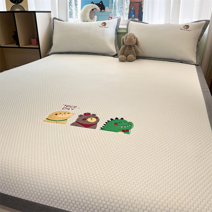 91家纺网 家纺一手货源 找家纺 启程家纺 2025春夏新款冰豆豆凉席刺绣款复合三明治三件套 好伙伴-白