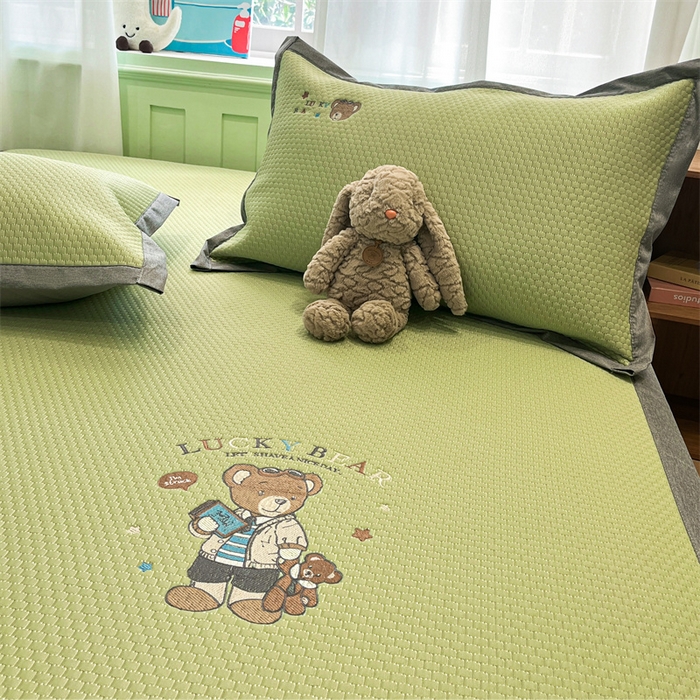 91家纺网 家纺一手货源 找家纺 启程家纺 2025春夏新款冰豆豆凉席刺绣款复合三明治三件套 熊仔宝贝-绿