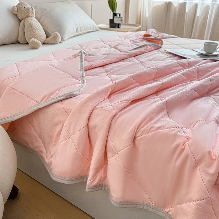 91家纺网 家纺一手货源 找家纺 薇玛仕 2025新款外贸款纯色亲肤磨毛超声波空调被 草莓粉