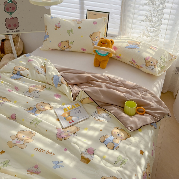 91家纺网 家纺一手货源 找家纺 美派工厂店2025新款水洗邹邹纱夏被 草莓粉熊