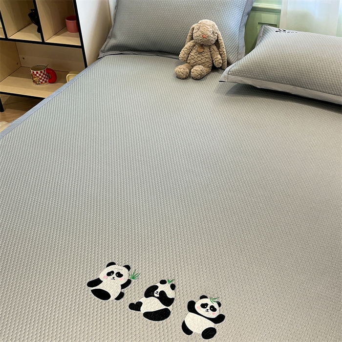 91家纺网 家纺一手货源 找家纺 启程家纺 2025春夏新款冰豆豆凉席刺绣款复合三明治三件套 熊猫-灰