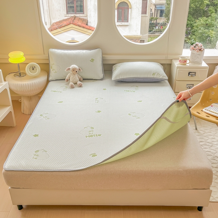 91家纺网 家纺一手货源 找家纺 芙绣 2025新款凉感丝提花学生凉席三件套 baby猪熊仔