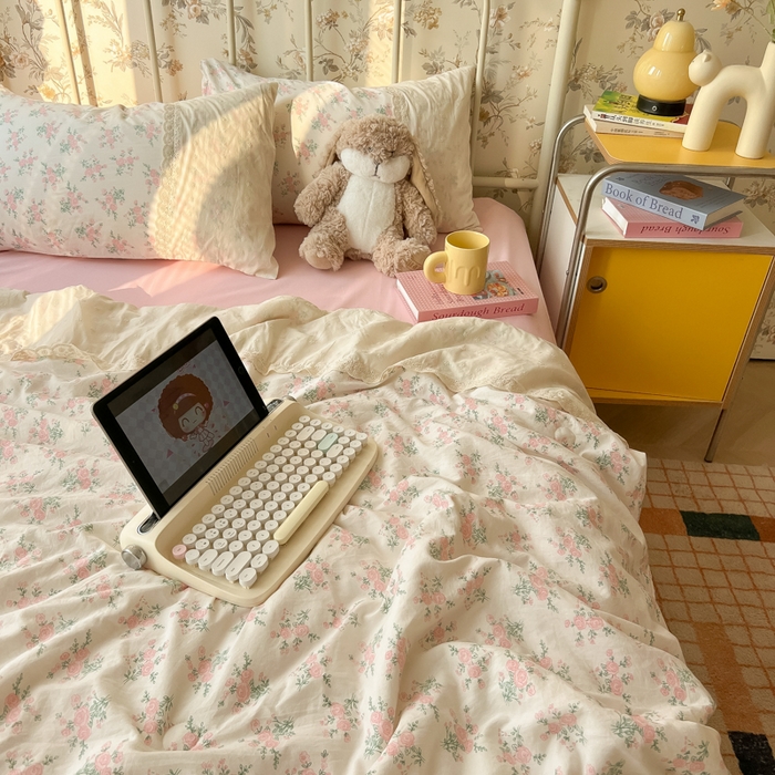 91家纺网 家纺一手货源 找家纺 盼季家纺 新款夏季夏天蕾丝花边大豆纤维被夏凉被床单四件套空调被 蕾丝花边夏被-花团