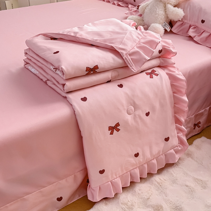 91家纺网 家纺一手货源 找家纺 找底底家纺 2025新款60S水洗天丝夏被夏凉被空调被床裙四件套 爱心蝴蝶结