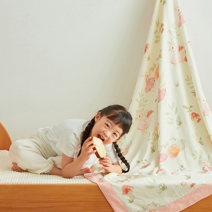 91家纺网 家纺一手货源 找家纺 嗨生活 2025年新品天竹系列A类竹纤维四层纱儿童盖毯 幼儿园夏被夏凉被空调被 田野兔子