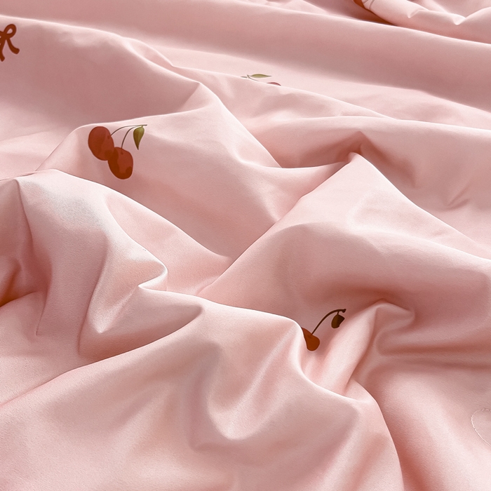 91家纺网 家纺一手货源 找家纺 找底底家纺 2025新款60S水洗天丝夏被夏凉被空调被床裙四件套 小樱桃