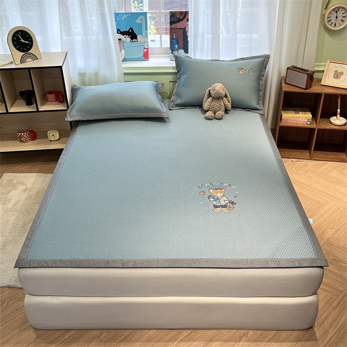 91家纺网 家纺一手货源 找家纺 启程家纺 2025春夏新款冰豆豆凉席刺绣款复合三明治三件套 熊仔宝贝-蓝