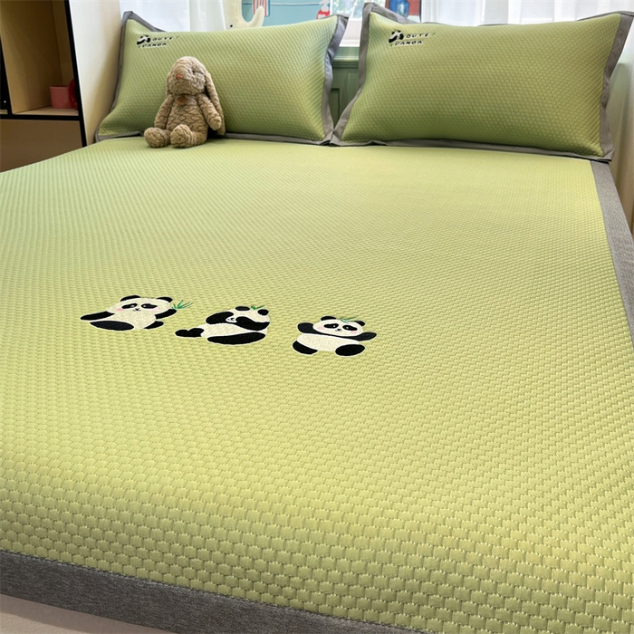 91家纺网 家纺一手货源 找家纺 启程家纺 2025春夏新款冰豆豆凉席刺绣款复合三明治三件套 熊猫-绿