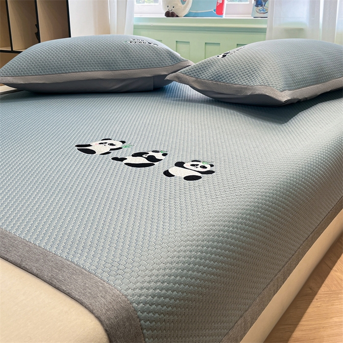 91家纺网 家纺一手货源 找家纺 启程家纺 2025春夏新款冰豆豆凉席刺绣款复合三明治三件套 熊猫-蓝