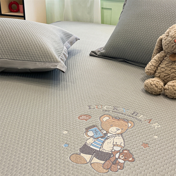 91家纺网 家纺一手货源 找家纺 启程家纺 2025春夏新款冰豆豆凉席刺绣款复合三明治三件套 熊仔宝贝-灰