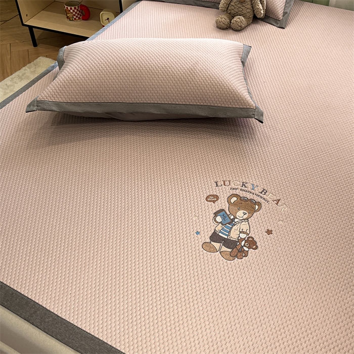 91家纺网 家纺一手货源 找家纺 启程家纺 2025春夏新款冰豆豆凉席刺绣款复合三明治三件套 熊仔宝贝-粉