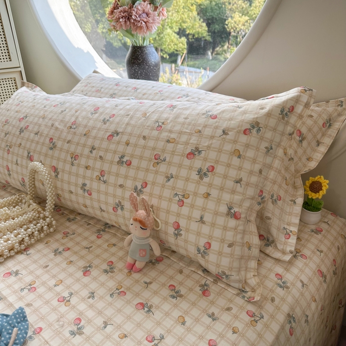 91家纺网 家纺一手货源 找家纺 百寐 2025新款13372全棉纯棉印花双人枕套+同款床单 草莓格