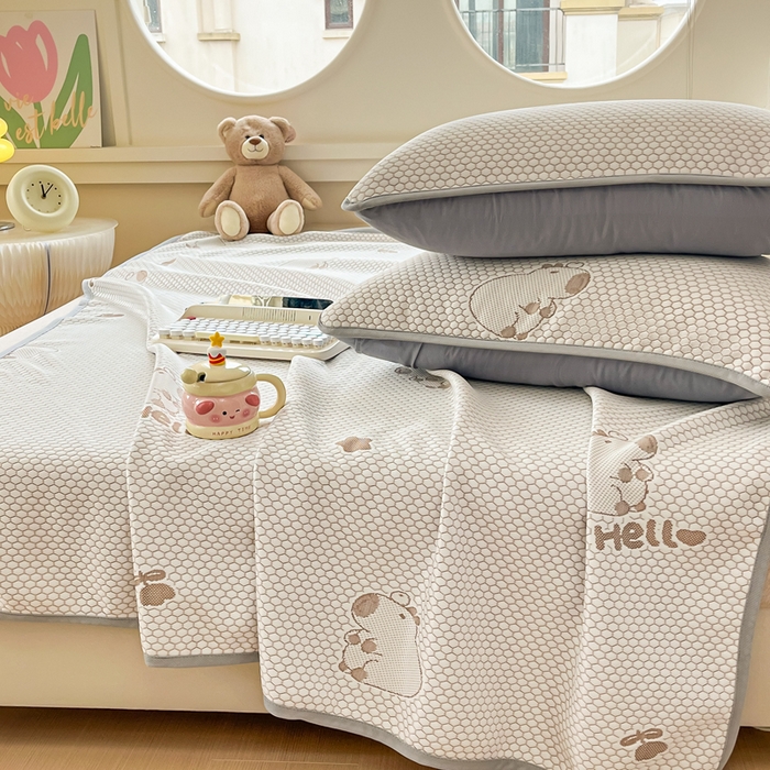 91家纺网 家纺一手货源 找家纺 芙绣 2025新款凉感丝提花学生凉席三件套 嘟嘟