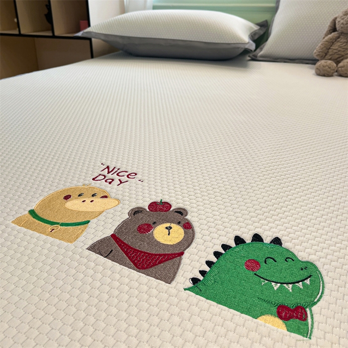 91家纺网 家纺一手货源 找家纺 启程家纺 2025春夏新款冰豆豆凉席刺绣款复合三明治三件套 好伙伴-白