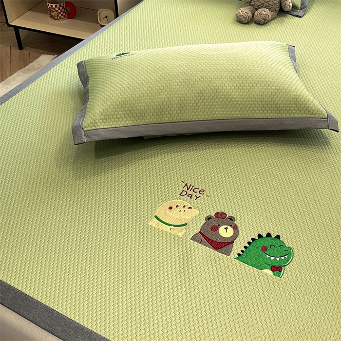 91家纺网 家纺一手货源 找家纺 启程家纺 2025春夏新款冰豆豆凉席刺绣款复合三明治三件套 好伙伴-绿