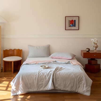 91家纺网 家纺一手货源 找家纺 华超针织 2025新款全棉针织拼锦氨凉感夏被 纯棉拼凉感 粉灰