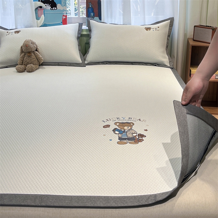 91家纺网 家纺一手货源 找家纺 启程家纺 2025春夏新款冰豆豆凉席刺绣款复合三明治三件套 熊仔宝贝-白