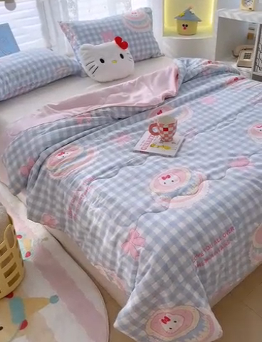 91家纺网 家纺一手货源 找家纺 美派工厂店2025新款水洗邹邹纱夏被 蛋糕蓝格kt