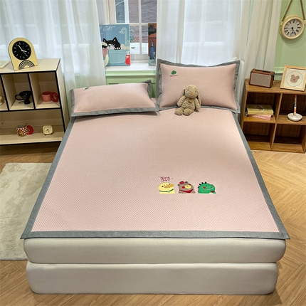 91家纺网 家纺一手货源 找家纺 启程家纺 2025春夏新款冰豆豆凉席刺绣款复合三明治三件套 好伙伴-粉