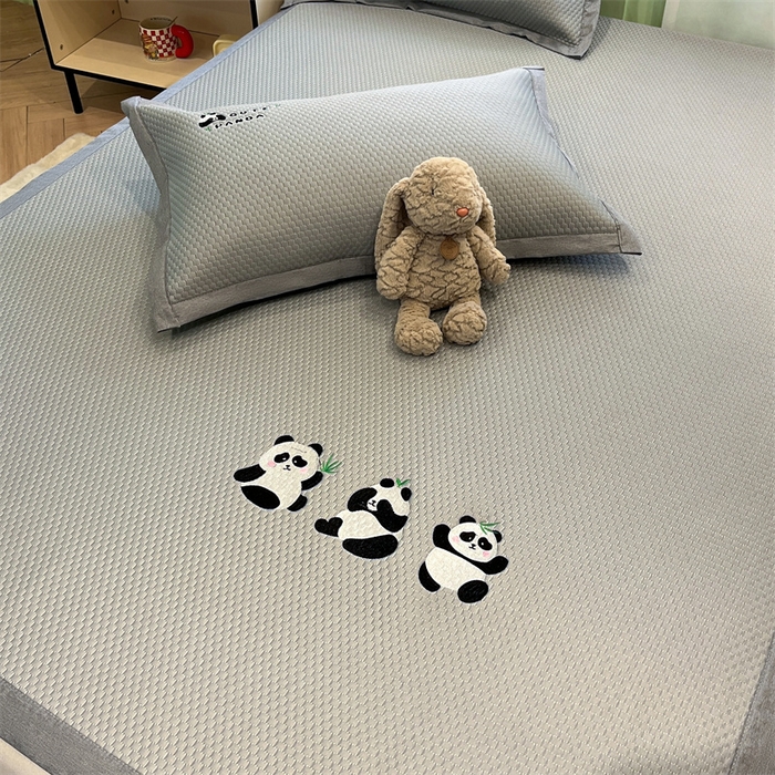 91家纺网 家纺一手货源 找家纺 启程家纺 2025春夏新款冰豆豆凉席刺绣款复合三明治三件套 熊猫-灰