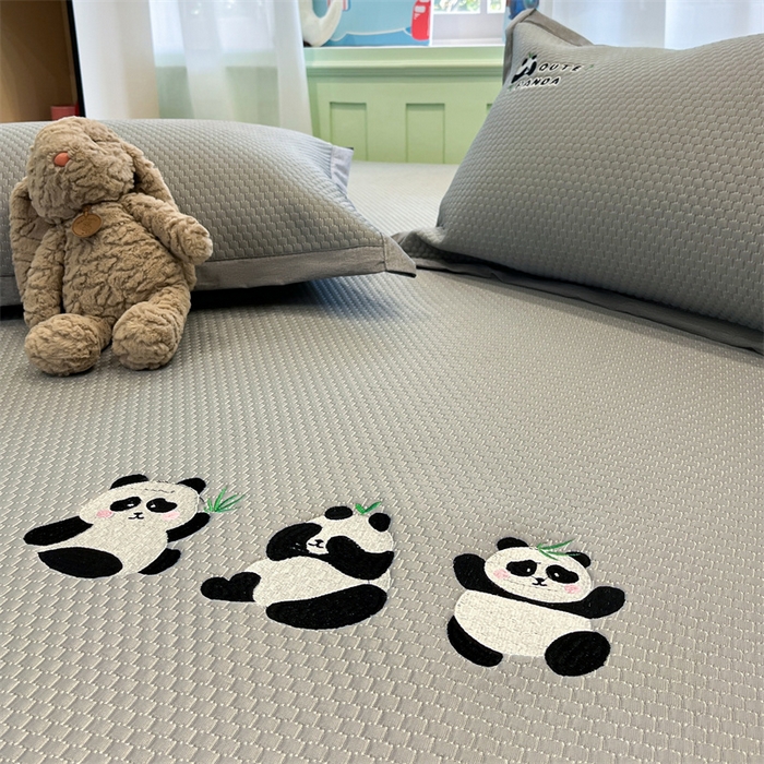 91家纺网 家纺一手货源 找家纺 启程家纺 2025春夏新款冰豆豆凉席刺绣款复合三明治三件套 熊猫-灰