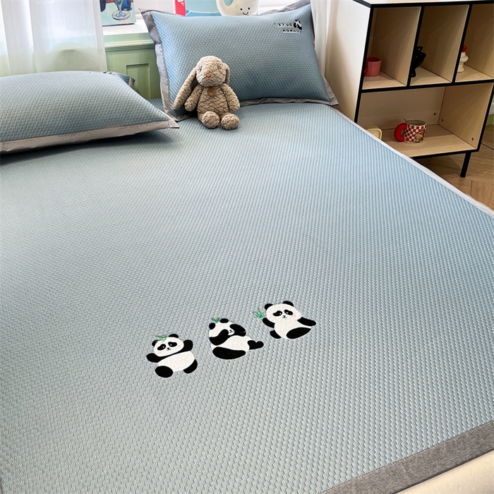 91家纺网 家纺一手货源 找家纺 启程家纺 2025春夏新款冰豆豆凉席刺绣款复合三明治三件套 熊猫-蓝