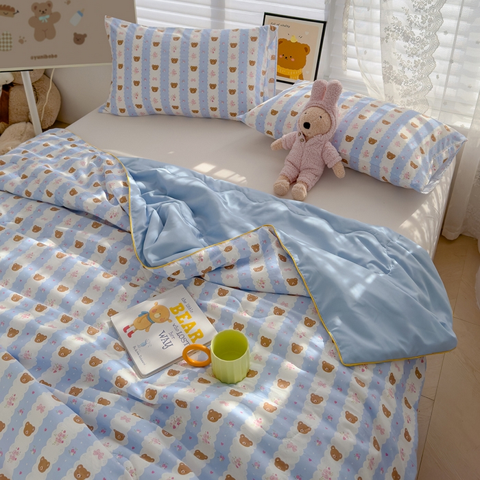 91家纺网 家纺一手货源 找家纺 美派工厂店2025新款水洗邹邹纱夏被 小熊拉钩-蓝