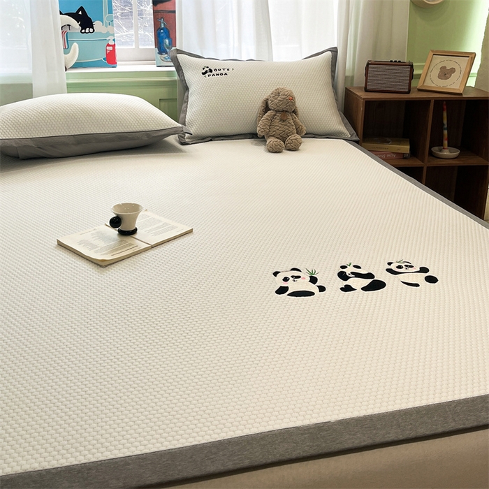 91家纺网 家纺一手货源 找家纺 启程家纺 2025春夏新款冰豆豆凉席刺绣款复合三明治三件套 熊猫-白