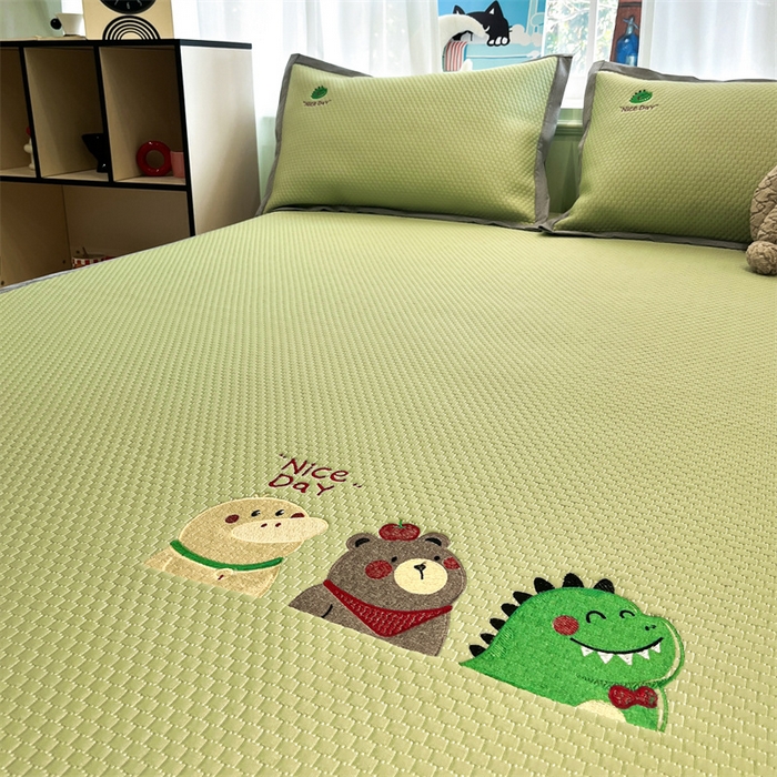 91家纺网 家纺一手货源 找家纺 启程家纺 2025春夏新款冰豆豆凉席刺绣款复合三明治三件套 好伙伴-绿