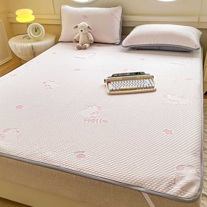 91家纺网 家纺一手货源 找家纺 芙绣 2025新款凉感丝提花学生凉席三件套 福猪猪