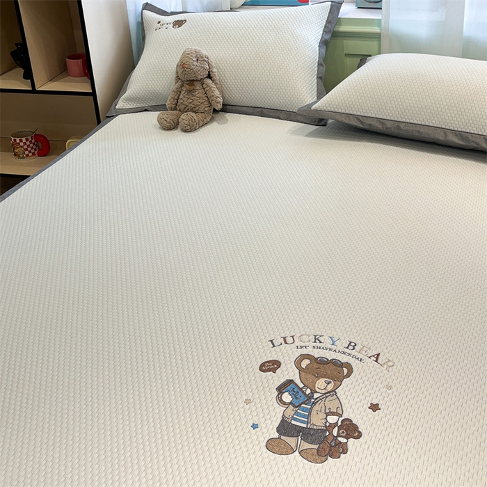 91家纺网 家纺一手货源 找家纺 启程家纺 2025春夏新款冰豆豆凉席刺绣款复合三明治三件套 熊仔宝贝-白