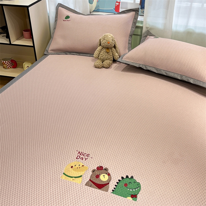 91家纺网 家纺一手货源 找家纺 启程家纺 2025春夏新款冰豆豆凉席刺绣款复合三明治三件套 好伙伴-粉