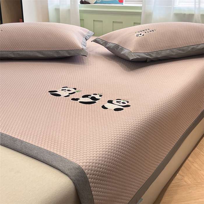 91家纺网 家纺一手货源 找家纺 启程家纺 2025春夏新款冰豆豆凉席刺绣款复合三明治三件套 熊猫-粉