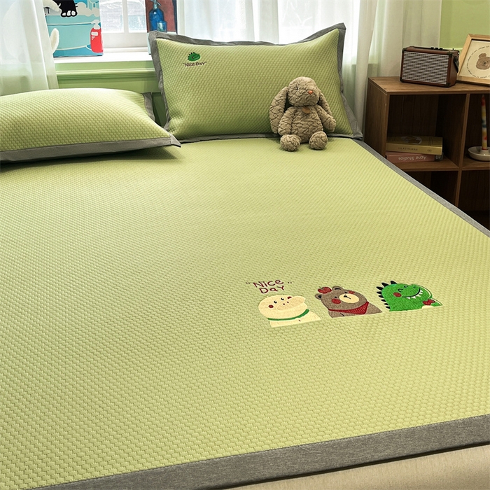 91家纺网 家纺一手货源 找家纺 启程家纺 2025春夏新款冰豆豆凉席刺绣款复合三明治三件套 好伙伴-绿