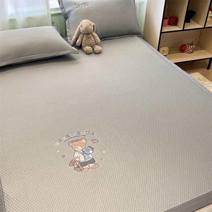 91家纺网 家纺一手货源 找家纺 启程家纺 2025春夏新款冰豆豆凉席刺绣款复合三明治三件套 熊仔宝贝-灰