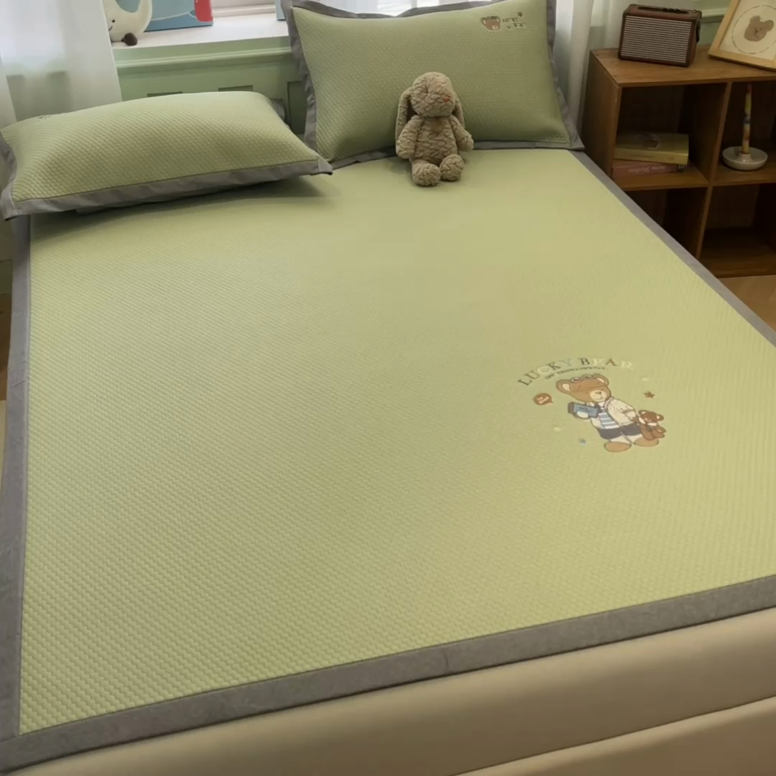 91家纺网 家纺一手货源 找家纺 启程家纺 2025春夏新款冰豆豆凉席刺绣款复合三明治三件套 熊仔宝贝-绿