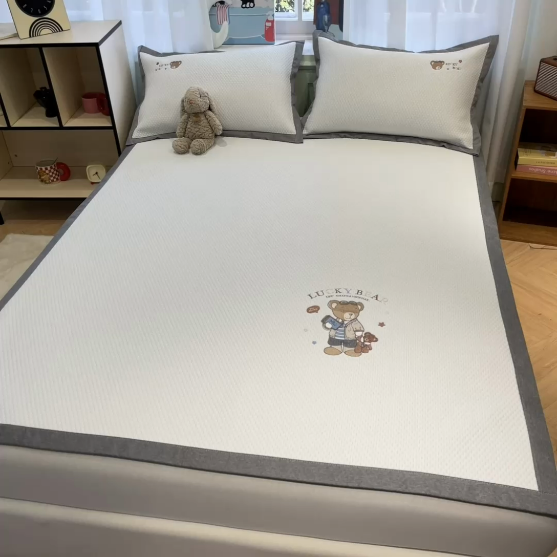 91家纺网 家纺一手货源 找家纺 启程家纺 2025春夏新款冰豆豆凉席刺绣款复合三明治三件套 熊仔宝贝-白