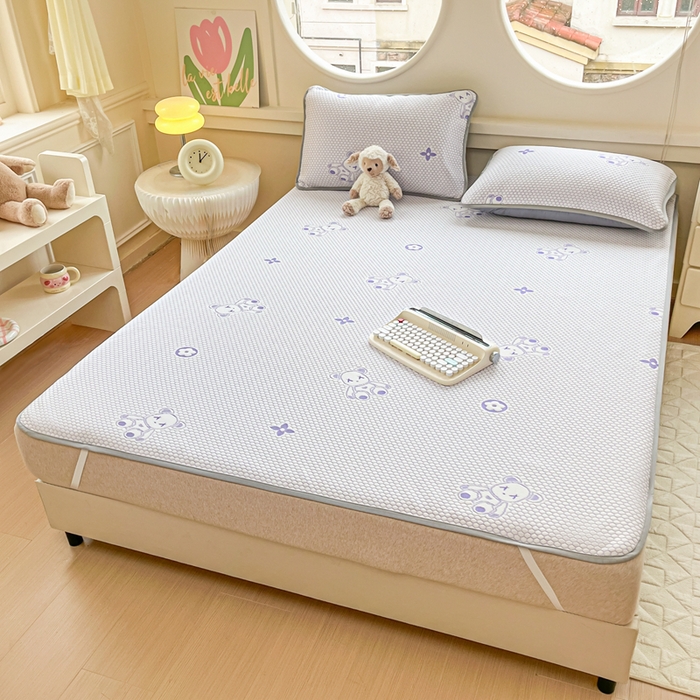 91家纺网 家纺一手货源 找家纺 芙绣 2025新款凉感丝提花学生凉席三件套 熊仔不凶