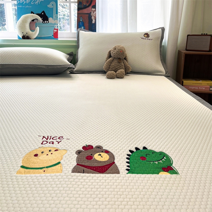 91家纺网 家纺一手货源 找家纺 启程家纺 2025春夏新款冰豆豆凉席刺绣款复合三明治三件套 好伙伴-白