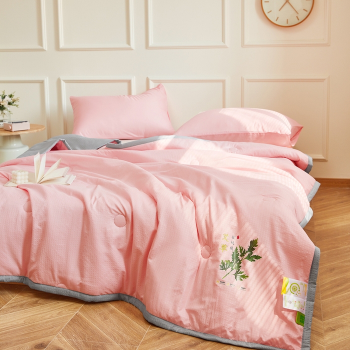 91家纺网 家纺一手货源 找家纺 欧雅搁家纺 2025新款纯色艾草驱蚊夏凉被 少女粉