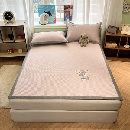 91家纺网 家纺一手货源 找家纺 启程家纺 2025春夏新款冰豆豆凉席刺绣款复合三明治三件套 熊仔宝贝-粉